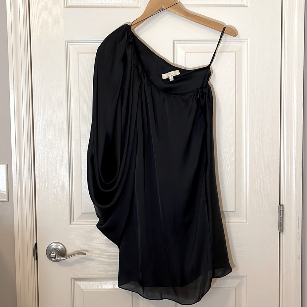 One shoulder chic black dress.